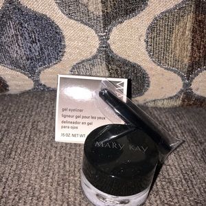 Gel Eyeliner with Expandable Brush Applicator